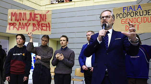 Debatu premiéra Petra Fialy na Fakultě sociálních studií Masarykovy univerzity v Brně přerušil protest asi dvou desítek mladých lidí, kteří tuto akci označili za předvolební kampaň. (17. března 2025)