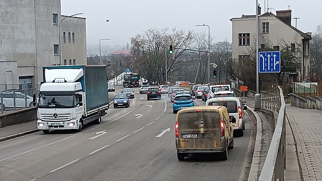 V Havlkov Brod dosavadn zelenou vlnu nahradila vlna erven, neboli v centru msta pijede idi prakticky ke kadmu semaforu obvykle ve chvli, kdy na nm svt erven... prava semafor souvis s opravou Havlkovy ulice.