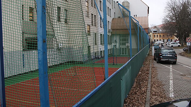Za budovou jihlavsk� st�edn� �koly stavebn� jsou nyn� ukryt� dv� multifunk�n� venkovn� sportovi�t�. Na jejich m�st� m� v budoucnu vyr�st zcela nov� t�locvi�na. Jej� st�echa bude vyu�ita na maximum, obsad� ji toti� venkovn� h�i�t� coby n�hrada za zastav�n� plochy.