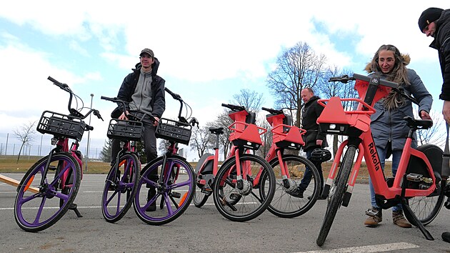 Flotilu mechanick�ch bicykl� ve ����e nad S�zavou a Polni�ce letos doplnilo dvacet kus� v elektro verzi. (17. b�ezna 2025) 