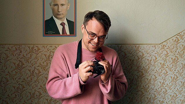 Pavel �Pasha� Talankin. B�val� u�itel na �kole v rusk�m Karabe�i, kde dokumentoval propagandu a militarizaci Putinova re�imu. Moment�ln� �ije v exilu.