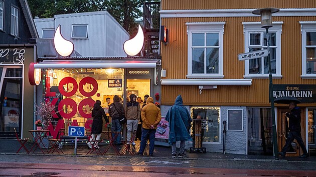 Pr�v� tudy chodila v�t�ina obyvatel Reykjav�ku s ko�em pln�m �pinav�ho pr�dla k vod�, kde se dalo pr�t. Dnes u� si tu pr�dlo nevyperete, ale m��ete si ho koupit a u toho si d�t k�vu, dobr� j�dlo, po��dit kosmetiku i knihy.