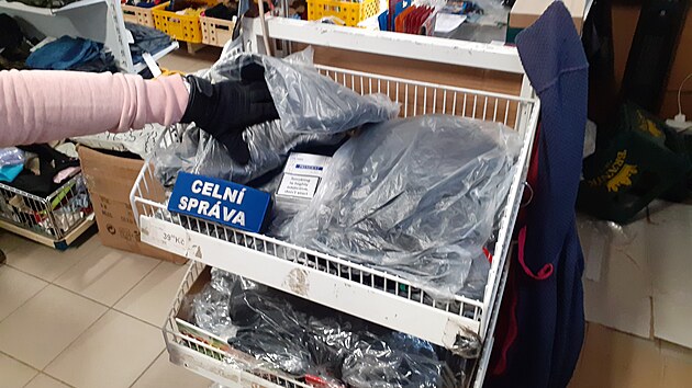Prodejci vymýšlejí stále rafinovanější skrýše na neoznačené cigarety.