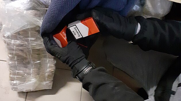 Prodejci vymýšlejí stále rafinovanější skrýše na neoznačené cigarety. Schovávají je například i do vystaveného oblečení.