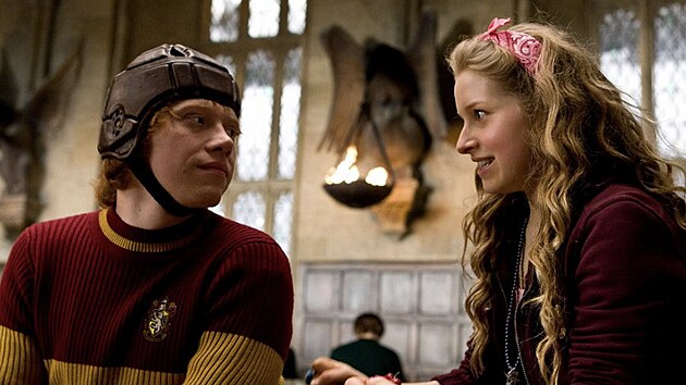 Rupert Grint a Jessie Cave ve filmu Harry Potter a Princ dvojí krve (2009)