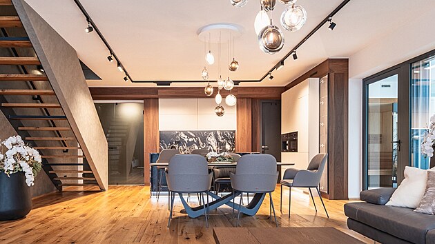 Dostatek p�irozen�ho sv�tla zaji��uje prosklen� �eln� st�na s posuvn�mi port�lov�mi dve�mi vedouc�mi na terasu.