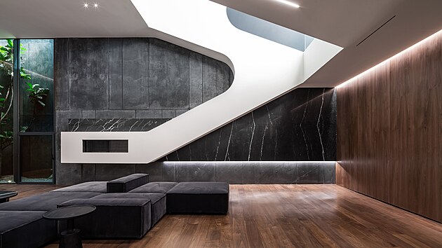 V�nejspodn�j��m podla��, kter� je z�jedn� strany zapu�t�n� pod �rove� ter�nu, je otev�en� prostor slou��c� k�setk�v�n� s�p��teli.