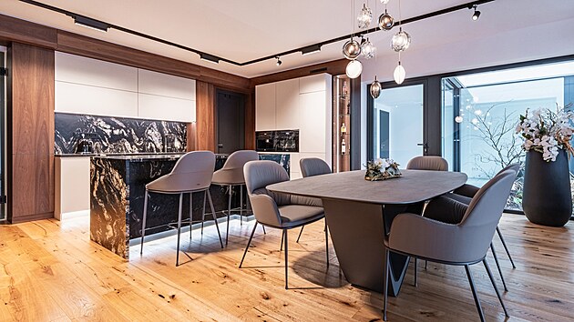 V interi�ru hned zaujme jdeln� st�l s pevnou a origin�ln� podno�� Bach v kombinaci s elegantn�mi ko�en�mi �idlemi Queen od renomovan� zna�ky Bontempi Casa.