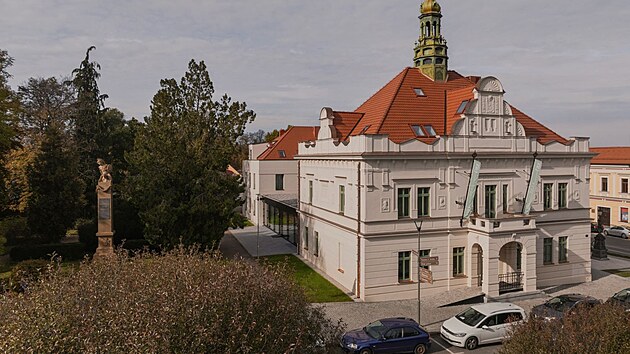 Vila je dnes propojená s okolním parkem a funguje jako hotel, restaurace a...