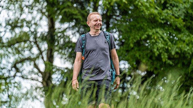 Herec a pr�vodce cyklu Stezka �eskem Miroslav Vladyka (2024). Vladyka p�izn�v�, �e celou trasu neobe�el, i z d�vodu �e na to p�i nat��en� prost� nen� �as. �J� bych to sp�e objel na kole.