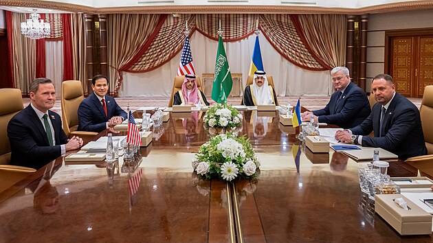 Americký ministr zahraničí Marco Rubio, americký poradce pro národní bezpečnost Mike Waltz, ukrajinský ministr zahraničí Andrij Sybiha a vedoucí ukrajinské prezidentské kanceláře Andrij Jermak jednají za přítomnosti saúdského ministra zahraničí Faisala bin Farhana a poradce pro národní bezpečnost Mosaada bin Mohammada Al-Aibana v Džiddě. (11. března 2025)