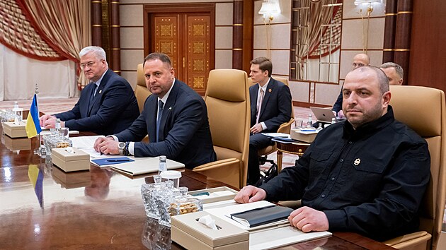 Ukrajinský ministr zahraničí Andrij Sybiha, vedoucí ukrajinské prezidentské kanceláře Andrij Jermak a ukrajinský ministr obrany Rustem Umerov jednají s americkými představiteli v Džiddě. (11. března 2025)