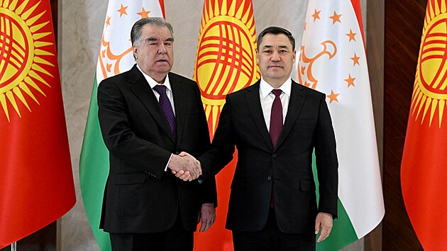 Kyrgyzsk� prezident Sadyr D�aparov po boku t�d�ick�ho prot�j�ku Emomalia Rahmona b�hem setk�n� v Bi�keku (13. b�ezna 2025.)