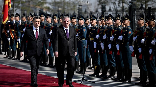 Kyrgyzsk� prezident Sadyr D�aparov po boku t�d�ick�ho prot�j�ku Emomalia Rahmona b�hem setk�n� v Bi�keku (13. b�ezna 2025)