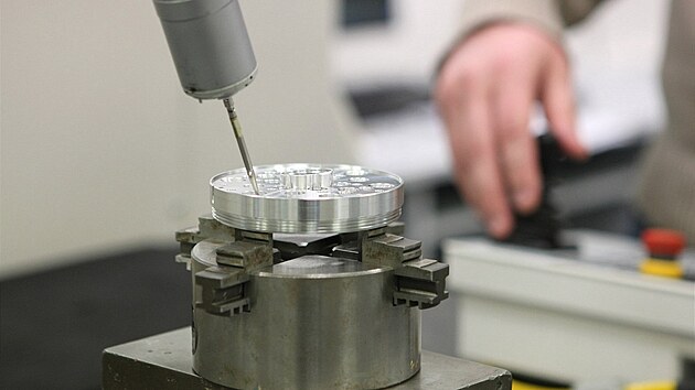 Jedno z m��ic�ch za��zen� p�erovsk� Meopty. Ta loni utr�ila jen za pu�kohledy a pozorovac� optiku rekordn�ch v�ce ne� 440 milion� korun.