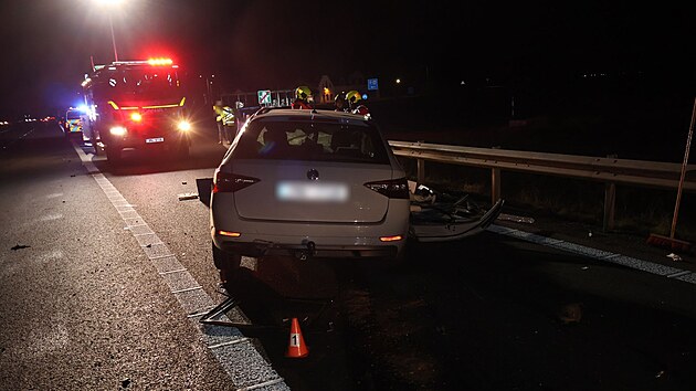 Opil� �idi�ka vezouc� kojence narazila na d�lnici D35 zezadu do n�kladn�ho vozu, pot� do svodidel a nakonec se auto p�evr�tilo na st�echu.