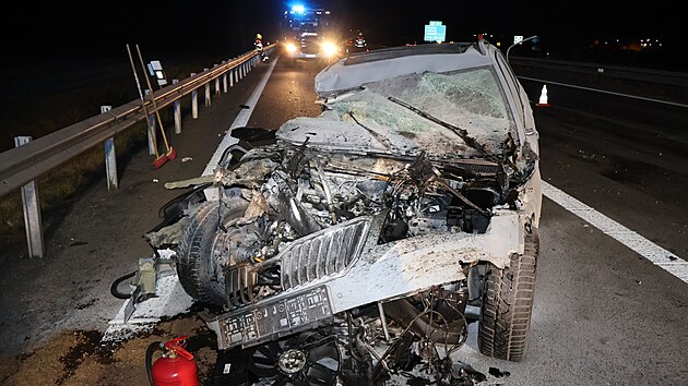 Opil� �idi�ka vezouc� kojence narazila na d�lnici D35 zezadu do n�kladn�ho vozu, pot� do svodidel a nakonec se auto p�evr�tilo na st�echu.