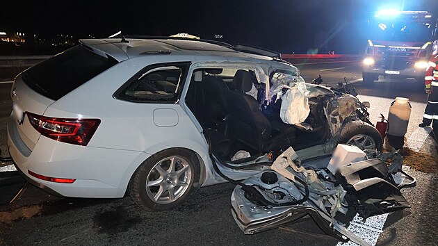 Opil� �idi�ka vezouc� kojence narazila na d�lnici D35 zezadu do n�kladn�ho vozu, pot� do svodidel a nakonec se auto p�evr�tilo na st�echu.