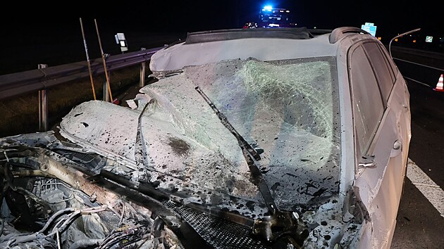 Opil� �idi�ka vezouc� kojence narazila na d�lnici D35 zezadu do n�kladn�ho vozu, pot� do svodidel a nakonec se auto p�evr�tilo na st�echu.