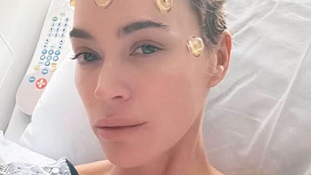 Teddi Mellencampov� pod�kovala z nemocnice po operaci n�dor� na mozku sv�m sleduj�c�m za podporu. (13. �nora 2025)