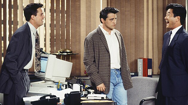 Zleva: Matthew Perry jako Chandler Bing, Matt LeBlanc jako Joey Tribbiani a Steve Park jako Scott Alexander v seriálu Přátelé (1996)