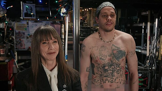 Pete Davidson si ze sv�ho t�la postupn� nech�v� odstranit sv� tetov�n�. (2025)