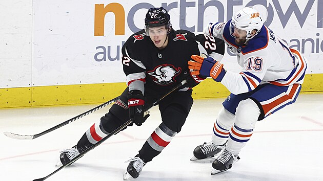 Jack Quinn (22) z Buffalo Sabres se v z�pase s Edmonton Oilers pokou�� zbavit Adama Henriqueho (19).