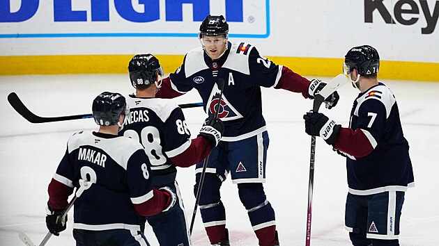 Hokejist Colorado Avalanche slav gl. Jmenovit: Nathan MacKinnon (29), Martin Neas (88), Devon Toews (7), Cale Makar (8).