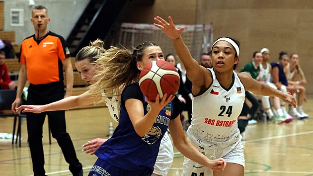 Ostravské basketbalistky Veronika Szabó a Oliana Squiresová (zleva) se sna�í...