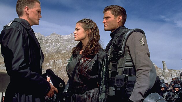 Neil Patrick Harris, Denise Richardsov a Casper Van Dien ve filmu Hvzdn pchota (1997)