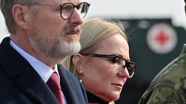 Ministryn obrany Jana ernochov a premir Petr Fiala pi nvtv ateckch kasren (12. bezna 2024)