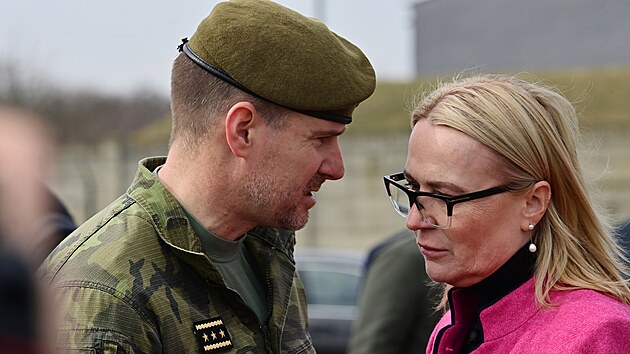 Ministryn� obrany Jana �ernochov� a n��eln�k gener�ln�ho �t�bu Karel �ehka p�i n�v�t�v� �ateck�ch kas�ren (12. b�ezna 2024)