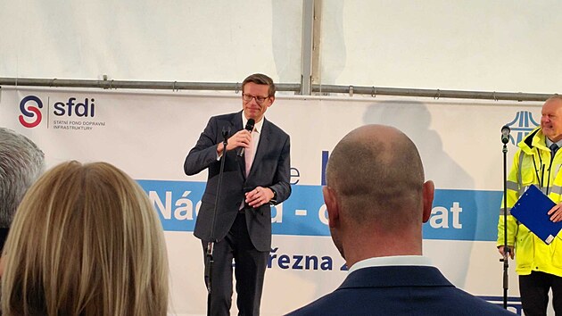 Stavbu n�chodsk�ho obchvatu slavnostn� zah�jil ministr dopravy Martin Kupka (ODS).