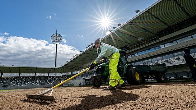 V malšovické aréně v Hradci Králové sundávají poškozené části trávníku. (17. března 2025)