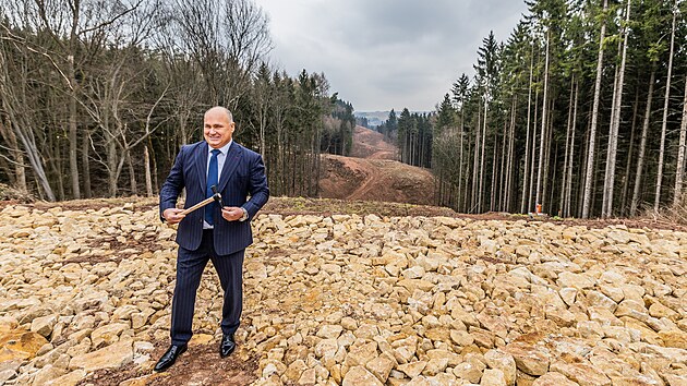 Starosta Nchoda Jan Birke (SOCDEM) si pi zahjen stavby obchvatu zapzoval s kladvkem. (11. bezna 2025)