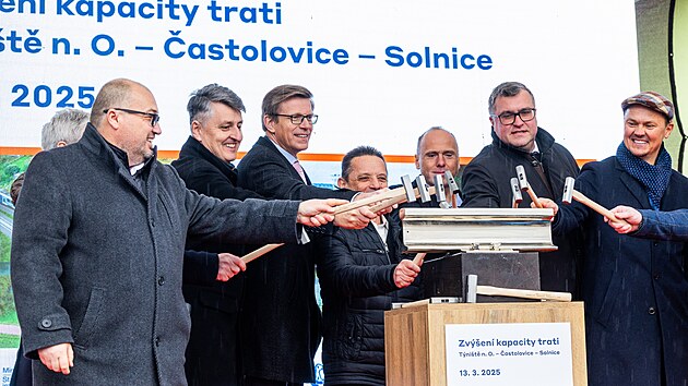 Zah�jen� stavby zkapacitn�n� trati z T�ni�t� nad Orlic� do Solnice se ��astnil (druh� a t�et� zleva) gener�ln� �editel Spr�vy �eleznic Ji�� Svoboda a ministr dopravy Martin Kupka (ODS).