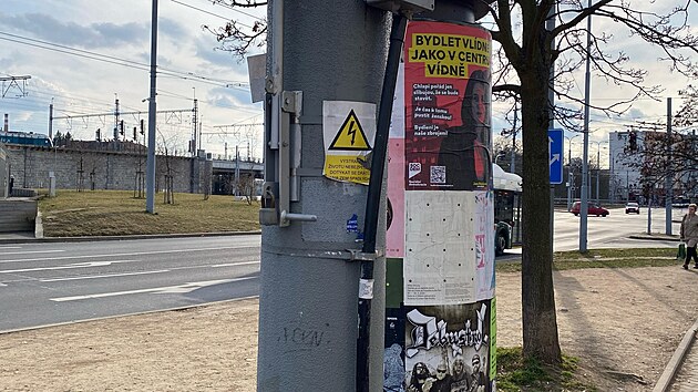 Dnes u� b�val� zam�stnanec PMDP se u soudu p�iznal, �e za pou�it� kl��e odemkl z�mky u odpojova�� a povyp�nal dod�vky elekt�iny do trolej� pro trolejbusy. (11. b�ezna 2025)