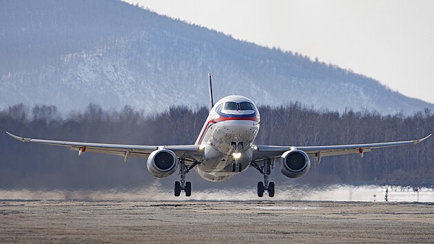 Prototyp letadla Suchoj Superjet 100 (SSJ-100) s rusk�mi motory PD-8 p�i zku�ebn�m letu 17. b�ezna 2025