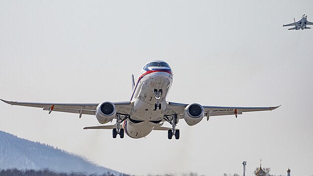 Prototyp letadla Suchoj Superjet 100 (SSJ-100) s rusk�mi motory PD-8 p�i zku�ebn�m letu 17. b�ezna 2025