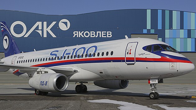 Prototyp letadla Suchoj Superjet 100 (SSJ-100) s rusk�mi motory PD-8 p�i zku�ebn�m letu 17. b�ezna 2025