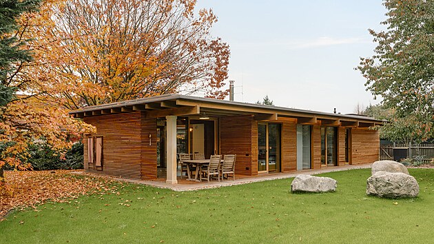 Na prvn� pohled nen�padn� d�evostavba v Pe�k�ch na Kol�nsku skr�v� p��b�h promy�len�ho bydlen� v souladu s p��rodou.