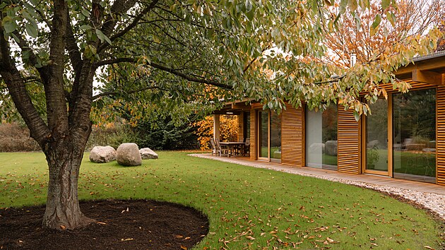 Tam, kde d��ve st�la jen rozlehl� zahrada s rodinn�m domem, vzniklo nov� m�sto k �ivotu � kompaktn� a d�mysln� promy�len� vejminek, kter� pro sv� rodi�e navrhl architekt Vojt�ch Malina.