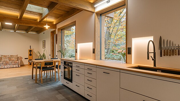 Z ob�vac�ho pokoje se d� voln� p�ej�t p�es terasu do nejv�t�� otev�en� ��sti zahrady, kde rodi�e tr�v� nejv�ce �asu.