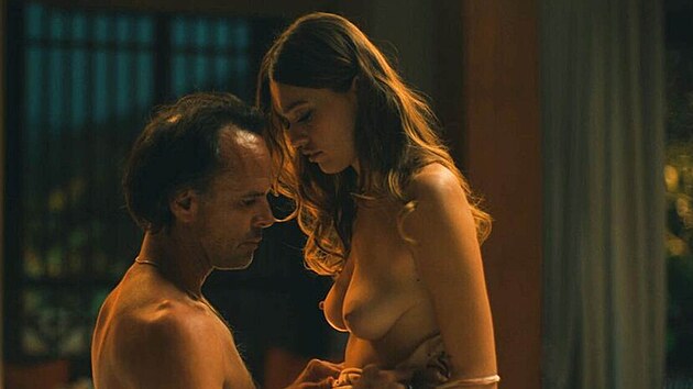 Walton Goggins a Aimee Lou Woodová v seriálu Bílý lotos (2025)