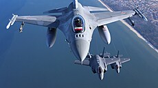 Polský letoun F-16 Fighting Falcon nad Gdaskem (21. bezna 2023)