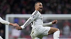 Kylian Mbappé z Realu MAdrid k�ep�í po úsp�ném penaltovém rozst�elu.