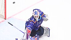 Bud�jovický branká� Milan Klou�ek nestihl zareagovat.