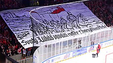 Svatý Luká� vyvádí rytí�e z hory Kun�tické. Transparent pardubických fanou�k�...