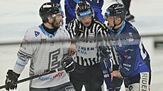 Jind�ich Abdul (vlevo)  z Vítkovic a Ji�í �ernoch z Var� si povídají, situaci...