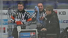 Rozhod�í zkoumají video, aby potvrdili trestné st�ílení na vítkovickou branku.